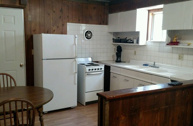 Quiet and cozy cabin with full kitchen and two bedrooms adjoining Lake Barkley.