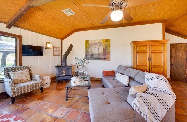 Quiet Bandera Country Home w/Medina River Access!