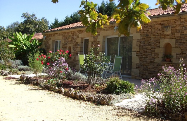 Quiet bungalow - private heated pool 5 mins from SARLAT