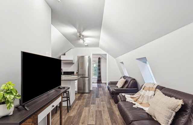 Quiet carriage suite near vinyards and lake