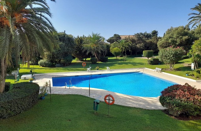Quiet, clean apartment with pool - 5 min from the beach