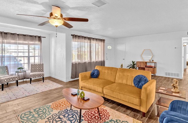 Quiet Comfortable Retro 3 bedroom near Airport