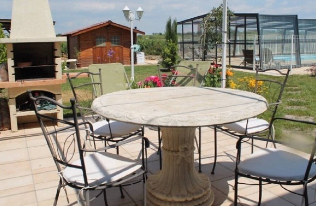Quiet cottage, surrounded by vineyards with swimming pool 20 km from the sea!