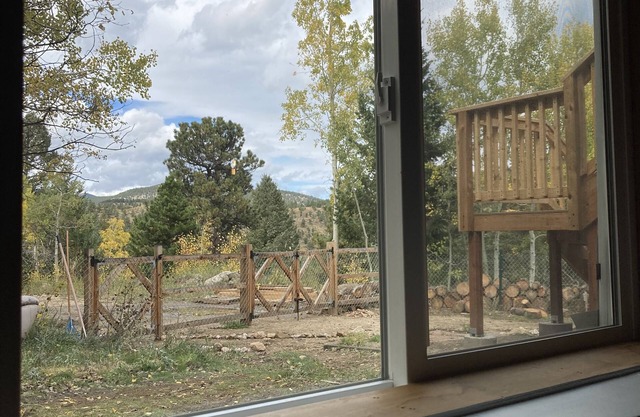 Quiet, cozy nestled in the trees. Sunny, views, hikes. Ski nearby!