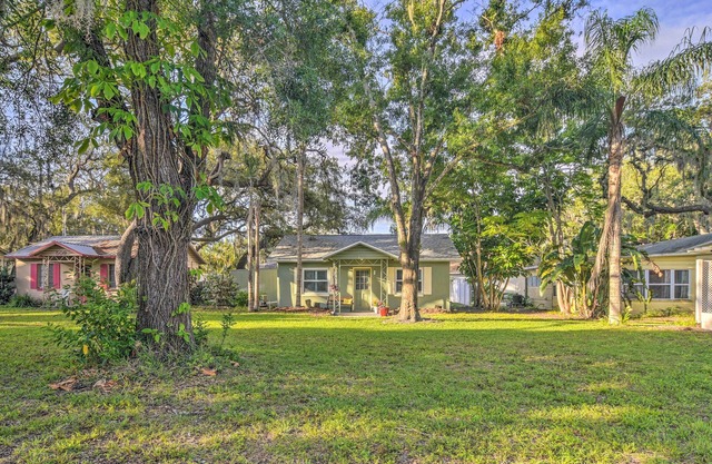 Quiet Crystal Beach Hideaway - Steps to Shoreline!