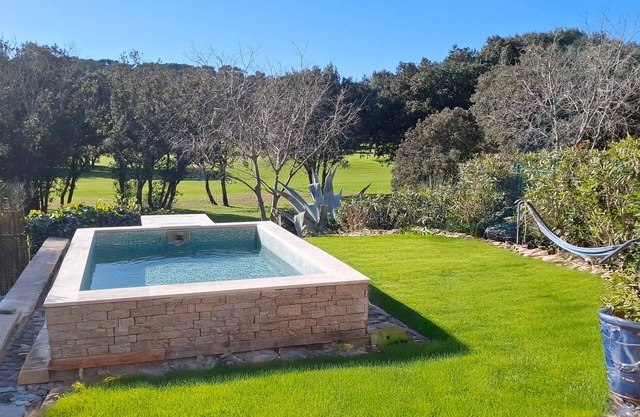 Quiet, facing the golf course, 5 minutes from the town center, very central