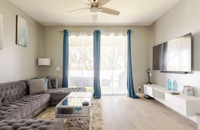 Quiet family-size home in Apopka Near Parks, Attractions & Orlando. Pet friendly