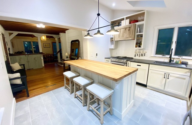 Quiet farmhouse with pond, trails, hot tub, close to skiing and breweries