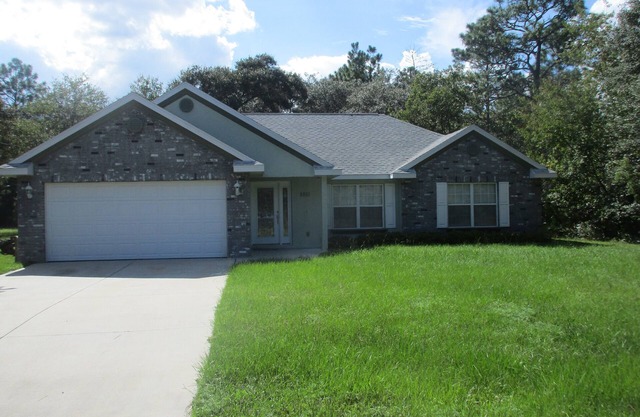 Quiet Get Away In Custom Built Home. Nearby Fishing And Water Activities.