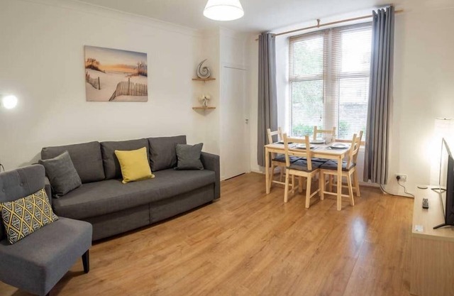 ☆ Quiet Ground Floor Apartment Near University ☆