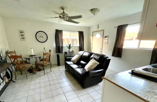 Quiet guest house located in central Houston.