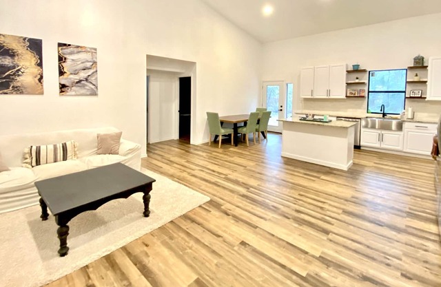 Quiet home near private lake/minutes from shopping/restaurants