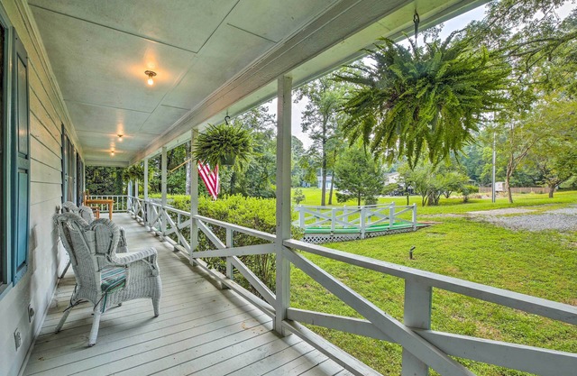 Quiet Home w/Fire Pit - 1 Mi to Downtown Acworth!