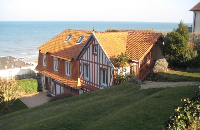 Quiet house, 2 steps from the sea, with superb view and close to the city center