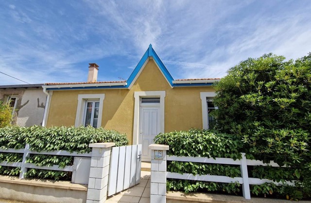 Quiet House, 50m from Beach, 2 Bedrooms, Sleeps 5, Pet-Friendly