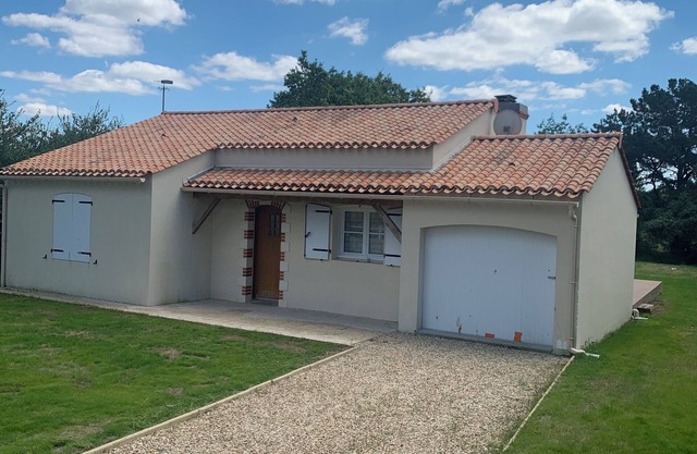 Quiet house with terrace overlooking large garden 2 minutes from Lac du Jaunay,