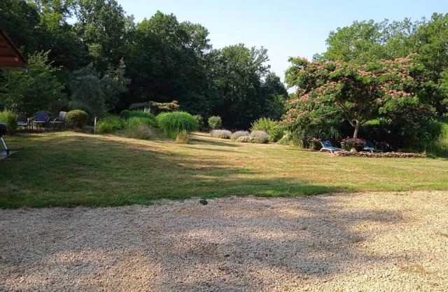 Quiet house with beautiful garden near the Dordogne river