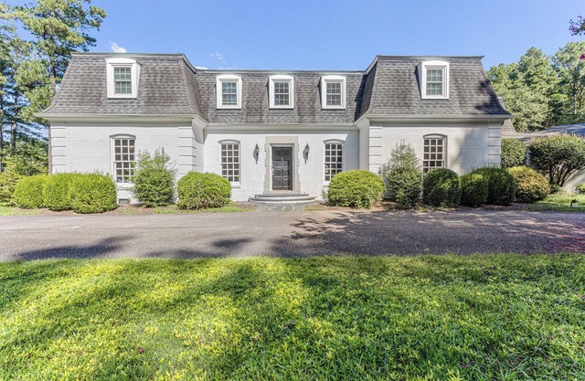 Quiet lake view w/spacious rooms! Movie room & more