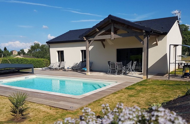 Quiet new house with indoor pool 2 km from Sarlat