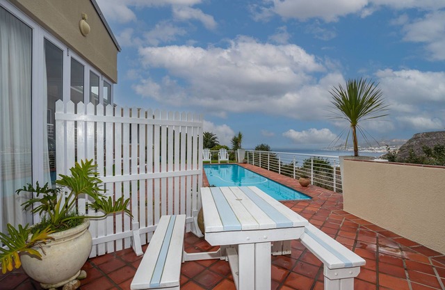 Quiet, Newly Remodeled Apt with Beautiful Views of False Bay with Full Kitchen