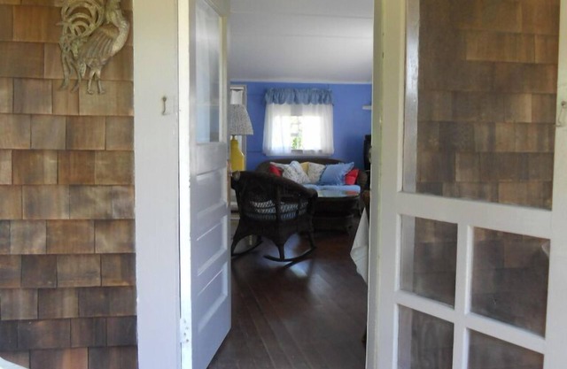 Quiet Off Road Cottage - Short Walk to Shore