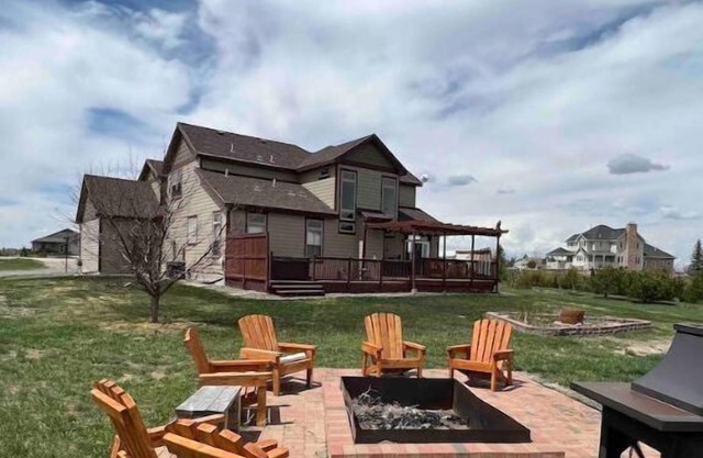 Quiet, peaceful country living close to town. Spacious, cozy & sparkling clean!