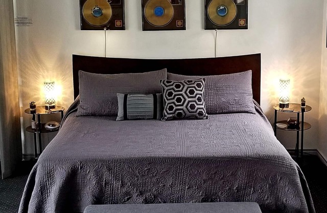 Quiet, peaceful & Wimberley Valley Views All Utilities and Free Parking!