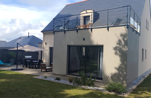 Quiet residence close to shops and beaches