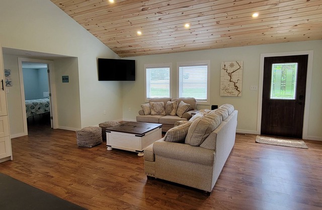 Quiet retreat in Monticello on Lake Shafer with dock and jet ski lift!