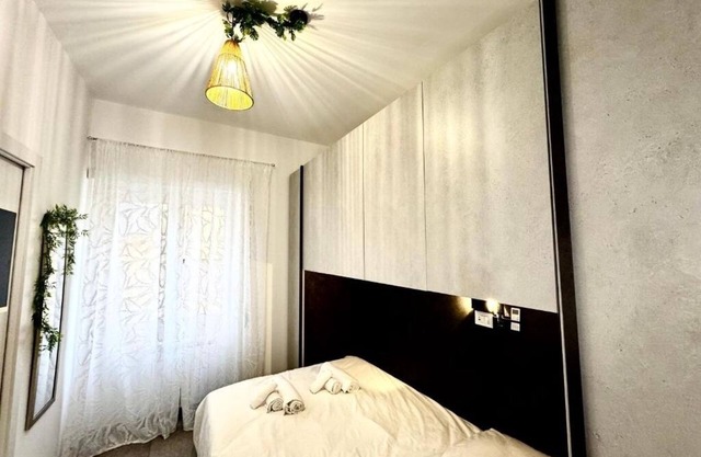 Quiet room with private bath in Rome, Metro C