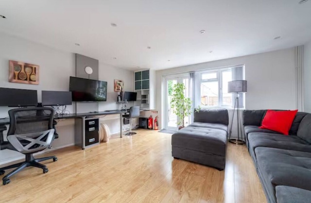 Quiet & Spacious 2BR Flat w/Garden near Edmonton