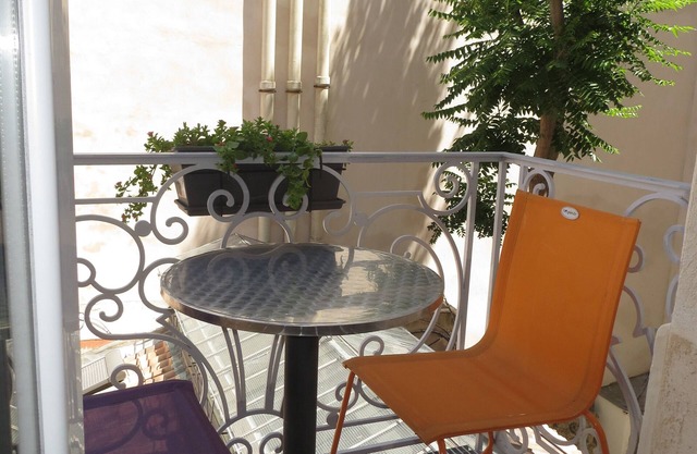 Quiet studio with balcony vieux port canebiere