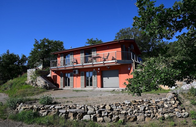 Quiet vacation home with 3 bedrooms for 6 people. WLAN. Climate. Very clean.