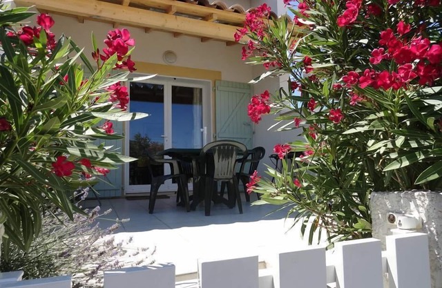 Quiet villa in a small residence close to the sea