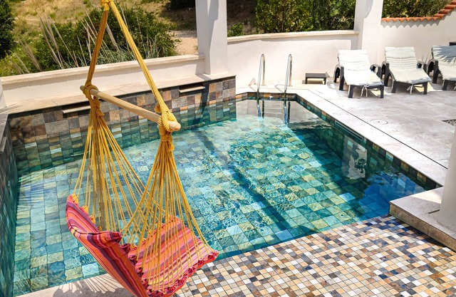 Quiet villa with swimming pool and private garden. Beach and village 800 m'away