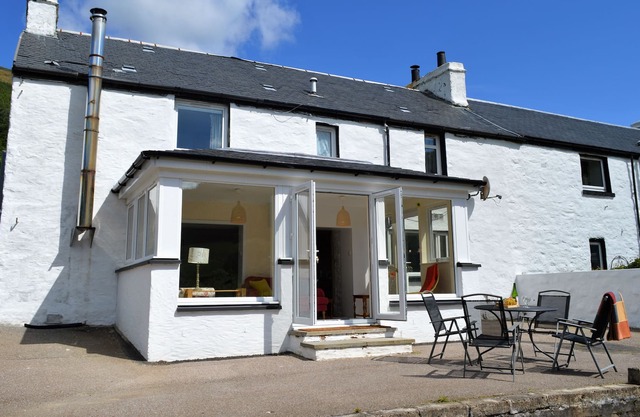 Quiet village location in beautiful valley close to Dunoon, Argyll. Sleeps 7, pet friendly