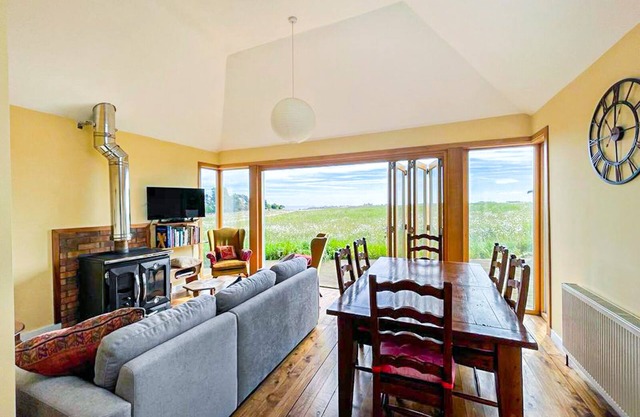 Quirky, Cosy 3BR Cottage w/Patio in Canty Bay