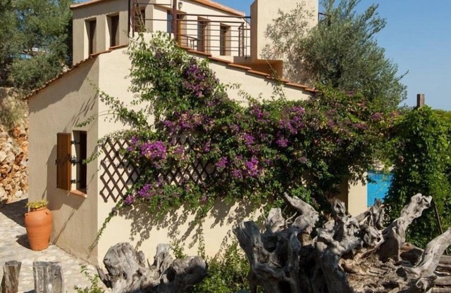 R 589 Luxury villa with Private Infinity Pool Jacuzzi Sea Views BBQ