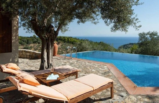 R 590 Luxury villa with Private Infinity Pool Jacuzzi Sea Views BBQ