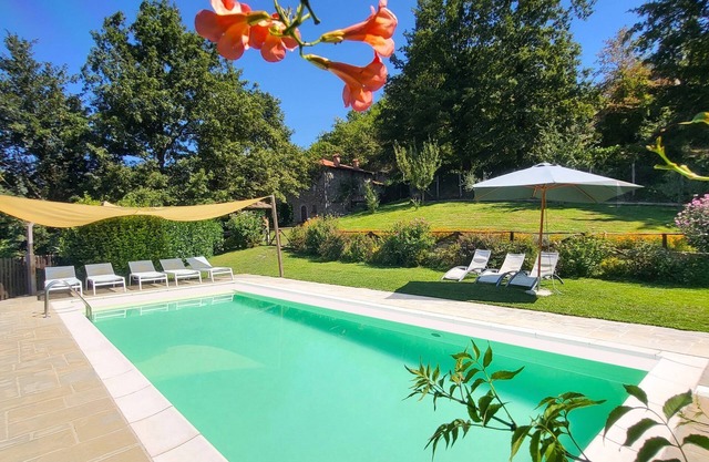 Romantic Stone Cottage With Private Gated Pool In Riverside Location .