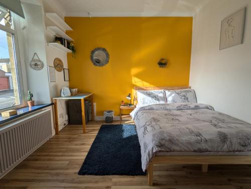 R1 - Bright Quiet Double - Ideal for Students, Work, Tourists - City Access, WIFI, Free Parking - Self Catering