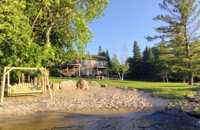 Rainy Dream Vacation - Spacious accomodations, large yard, incredible view!nn
