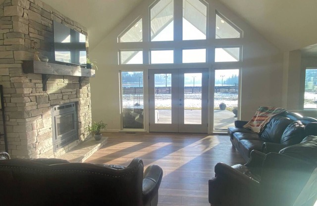 Ranch with a Lakeview! Mini cows and goats outside your doorstep!