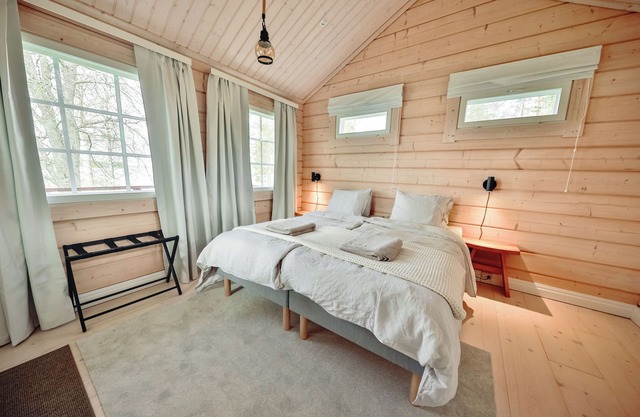 Rantamökki offers a compact accommodation for two people, right by the water.