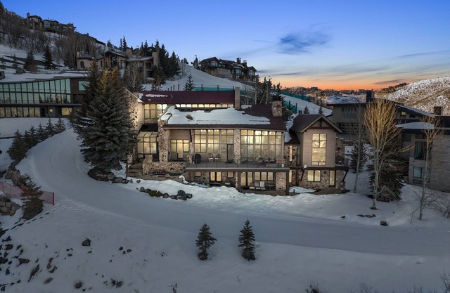 Rare Deer Valey Chalet w/ski access, hot tub, room for 18