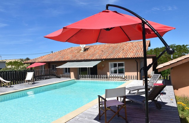 Rare: On the edge of the dune, 100m walk from the beach, house with swimming pool, sleeps 10.