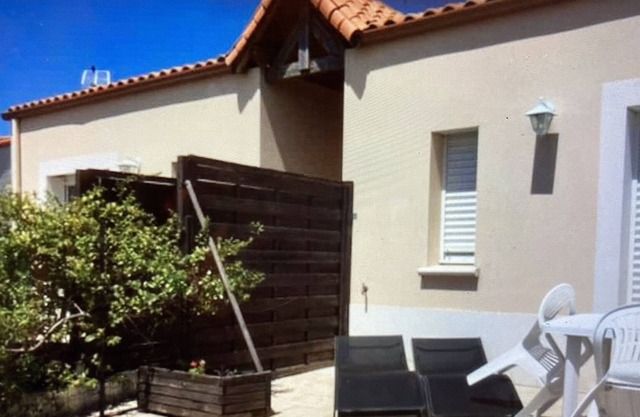 Recent apartment 200m from the sea.