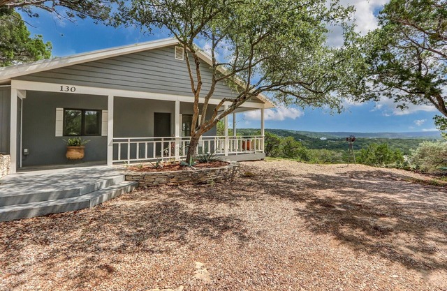 Recently Renovated, Secluded Spot for a romantic rendezvous! Hot Tub, Fire pit