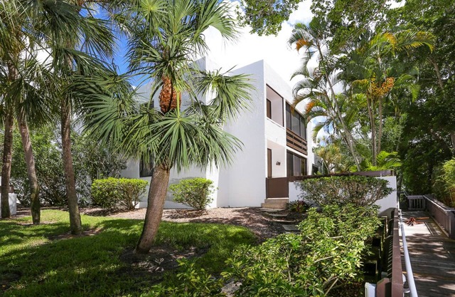 Recently Updated! Lovely 2 Bedroom Condo in Bayport Beach and Tennis Club