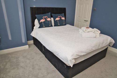 Reconnect in Ealing, Spacious 2-Bedroom Flat with Garden, Patio, and Parking, Perfect for 5